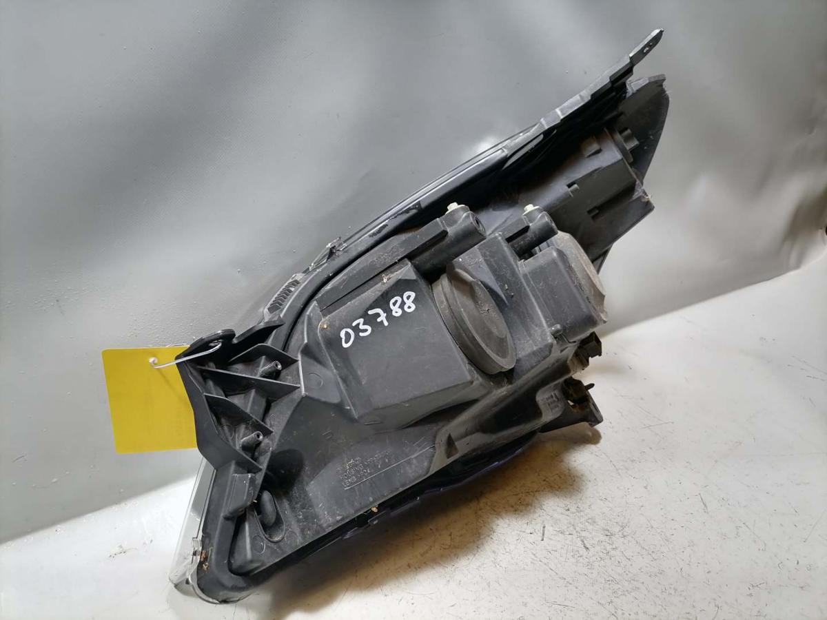 Opel Astra H Scheinwerfer vorn rechts Halogen schwarzer Hintergrund Zubeh&ouml;r Bj.2005